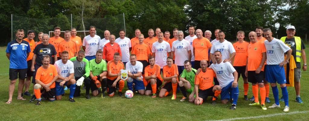 Vorm Spiel gegen das Legendenteam des 1. FC Magdeburg (unter anderem mit Rolf Döbbelin, Dirk Stahmann und Axel Tyll) stellten sich alle Kicker zum Gruppenfoto auf. Unter den TuS-Spielern waren ebenfalls einige Ehemalige - wie Jörg Müller, Axel Weiß, Jens Adamczyk und Michael Hachmann.
