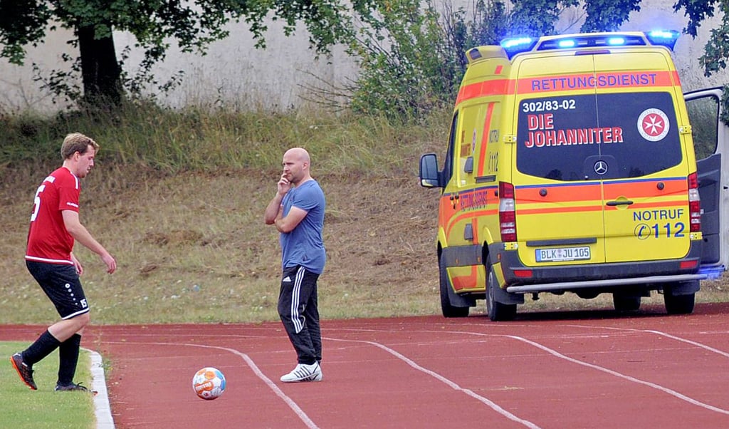 Wegen der schweren Knieverletzung von Nebras Lars Hess musste der Rettungswagen zum Lauchaer Sportplatz gerufen werden.
