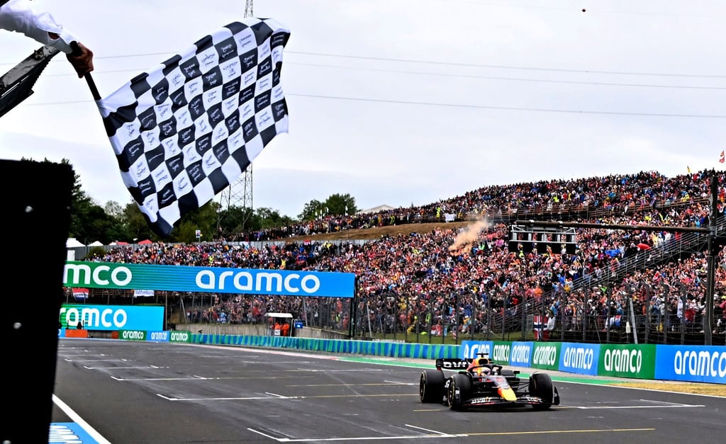 Der Niederländer Max Verstappen vom Team Red Bull überquert als Sieger die Ziellinie in Ungarn.