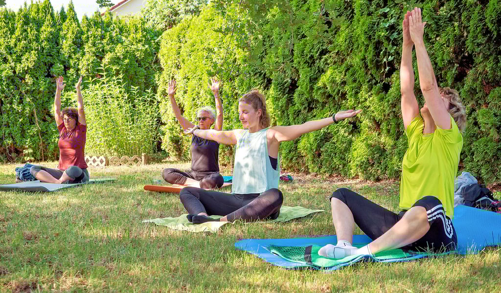 Die Übungen bei „Rückenfit“ im Kräutergarten begannen sanft mit Dehnungen und Warmmachen. Nach und nach nahm der Anspruch zu. Wer meint, Yoga sei „Pillepalle“ - so wie Reporter Thomas Schäfer - sah sich schnell eines besseren belehrt.