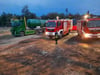 Die Feuerwehren aus Erdeborn, Klostermansfeld und Helbra waren beim Einsatz in der Gemeinde Arzberg in Nordsachsen. Mit Tanklöschfahrzeugen wurde beim Kampf gegen die Waldbrände geholfen. Hier werden die Wassertanks gefüllt.