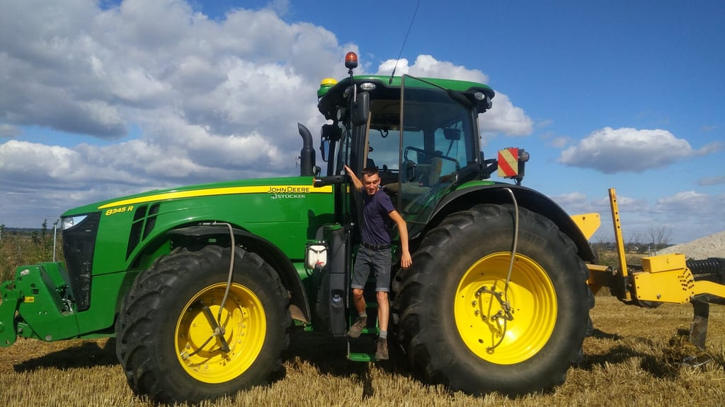 Janis Krämer macht eine Ausbildung zum Landwirt - und er ist den ganzen Sommer auf dem Feld.