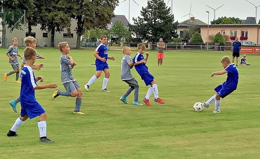 Gegen die E-Jugend von Empor Mühlberg (in Blau) trat die Spielgemeinschaft Prettin/Großtreben an.