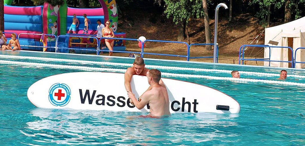 Wie werden Menschen mit einem Stand-up-Paddle aus dem Wasser gerettet? Das wurde beim Aktionstag demonstriert.