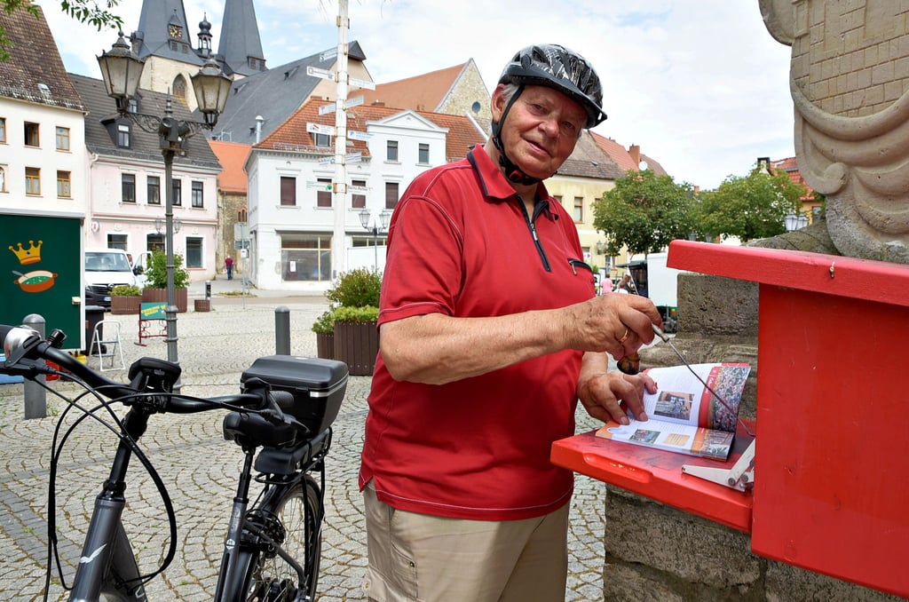 Harry Rahn aus Schönebeck sammelt Salzländer Kulturstempel. Mit dem Fahrrad ist der 82-Jährige bei schönem Wetter viel unterwegs, um vorwiegend den Altkreis Schönebeck aus Perspektive des E-Radlers zu erkunden. Hier steht er am Calbenser Stempelkasten, hatte allerdings kein Glück, weil der Stempelgummi fehlte.