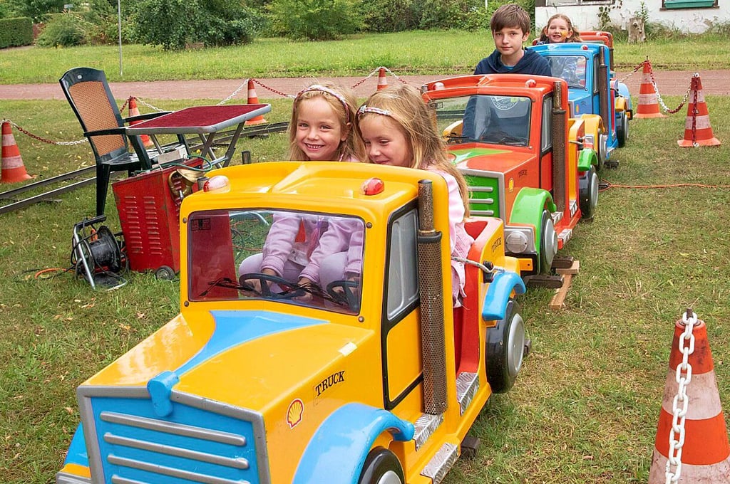 Kinder haben ihren Spaß bei der Brummi-Parade auf Schienen.