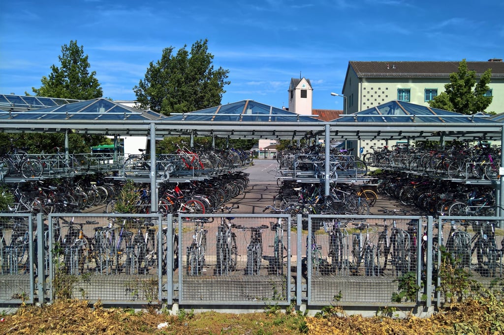 Ein Fahrradparkplatz am Bahnhof in Freising, der im Rahmen der "Bike&Ride"-Initiative entstanden ist.