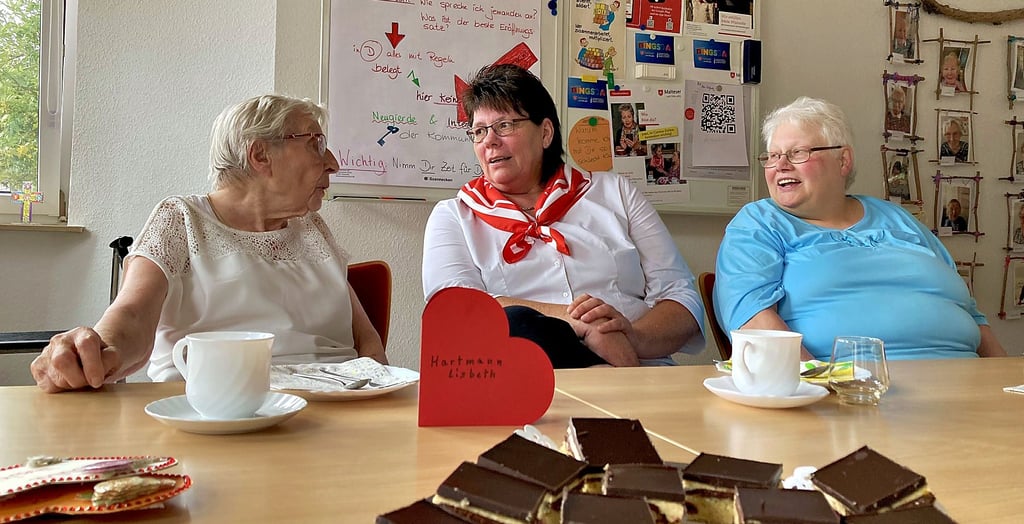 Romy Sommer (Mitte) von den Maltesern plaudert mit Lisbeth Hartmann (li.) und Erika Schroeder.