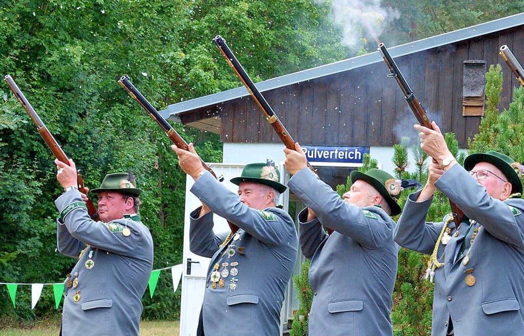 Vor der Proklamation der neuen Majestäten wurden auf dem Gelände des Klötzer Schützenvereins Salutschüsse abgefeuert.
