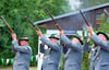 Vor der Proklamation der neuen Majestäten wurden auf dem Gelände des Klötzer Schützenvereins Salutschüsse abgefeuert. 