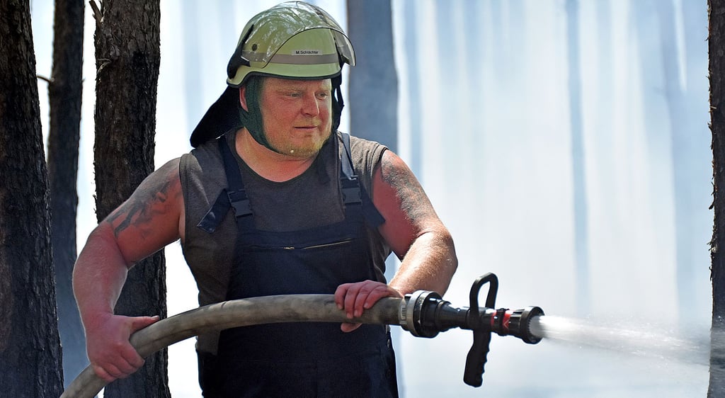 Matthias Schlächter von der Ortsfeuerwehr Flechtingen zählt zu den über 100 Brandschützern, die im Wald zwischen Piplockenburg und Mannhausen gegen die Flammen kämpften.