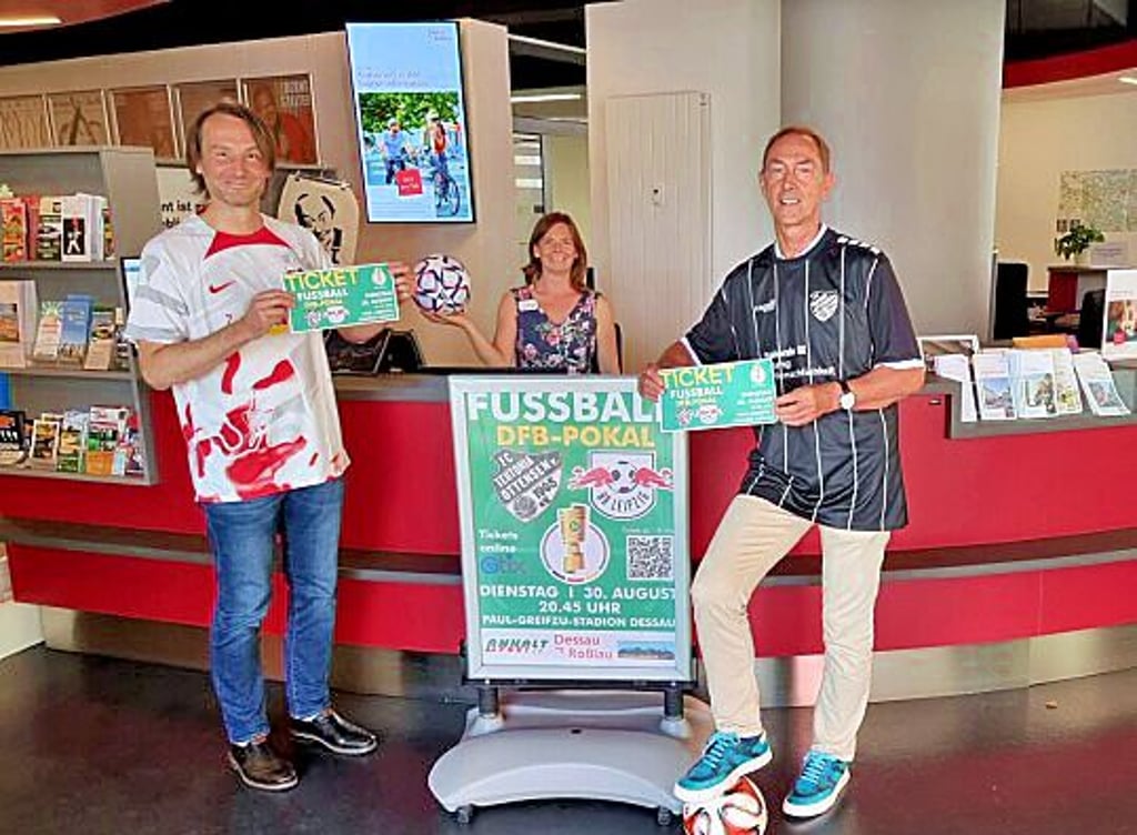 Hannes Wolf und Ralph Hirsch in der Tourist-Info Dessau. Hier startet der Vorverkauf.