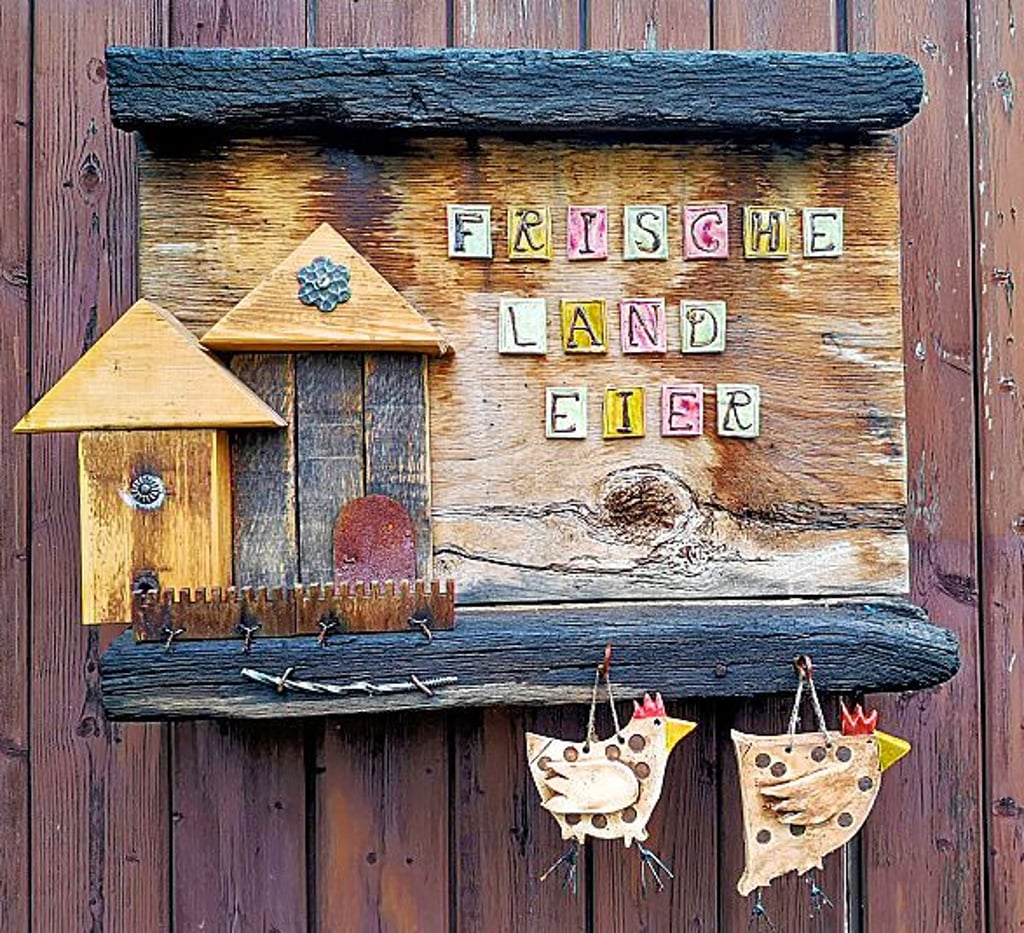 Torschmuck in Langendorf. Ob es hier wirklich manchmal Eier gibt?