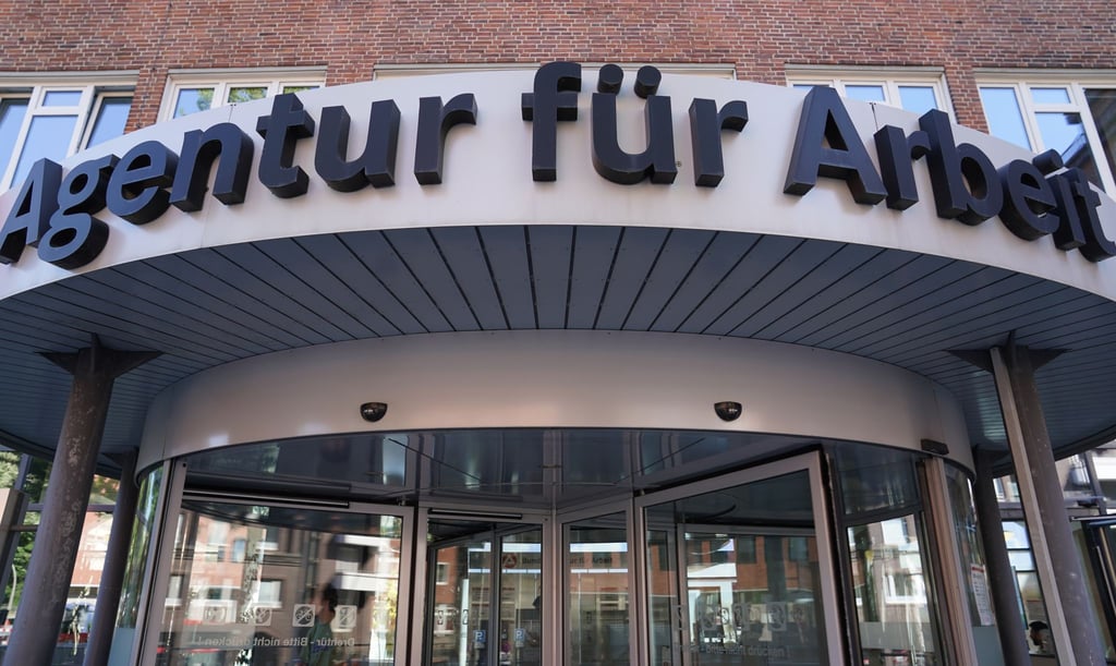 Blick auf den Eingang der Agentur für Arbeit. In der Eurozone verharrte die Arbeitslosigkeit im Juni auf einem Rekordtief.