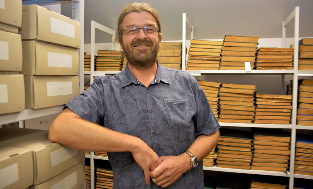 Sven Lautenschläger ist Leiter des Stadtarchivs Zeitz und steht vor einer besonderen Herausforderung, dem Umzug des Archivs.