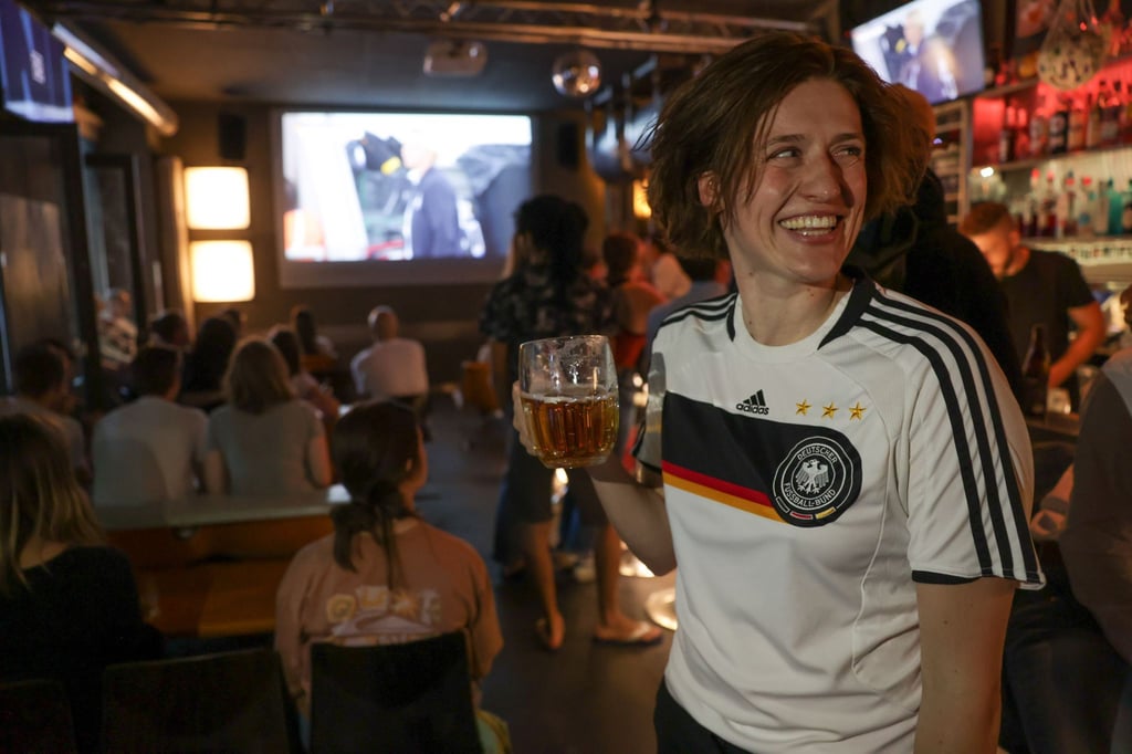 Public Viewing: EM-Übertragung in einer Bar.