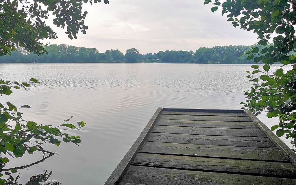 Der kleine Steg am Kretzschauer See befindet sich nahe des Spielplatzes mit Rastbank.