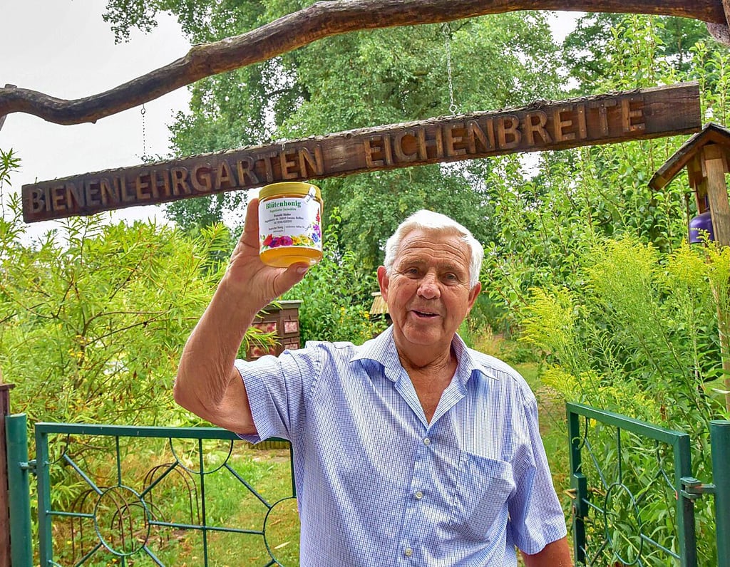 Bienenfreund Ulrich Metscher besucht den Bienenlehrgarten in der Eichenbreite.