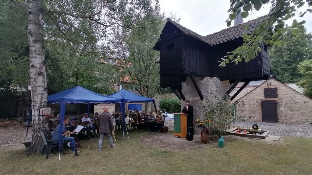 Johanna Bernstengel predigt direkt vor dem Taubenturm.
