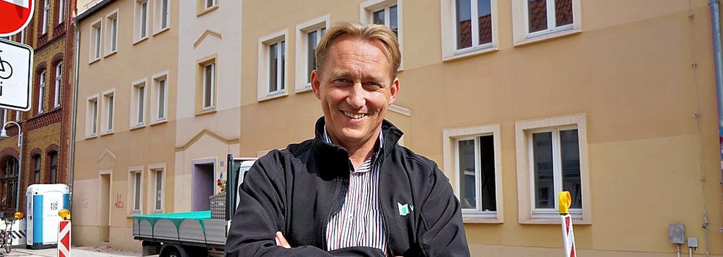 Die Wobau um ihren Chef Christian Märtens investiert in die Immobilie im Hintergrund in der Mittelstraße 14. Alles wird modernisiert.