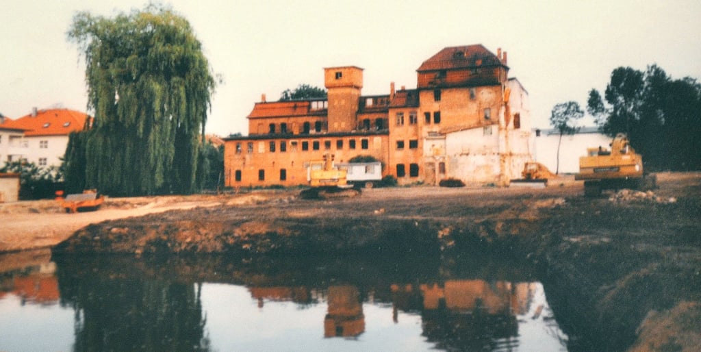 So sah die Kulturfabrik vor den Sanierungsarbeiten aus. Die ehemalige Keramische Fabrik, die 1881 gebaut und 1976 stillgelegt wurde, wurde unter anderem im Rahmen der Sanierung um ein Stockwerk erweitert.