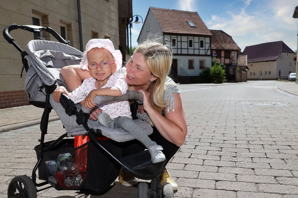 Denise Albrecht und Töchterchen Bella kommen vom Spaziergang zurück. Die Familie wohnt in der Roßlaer Wilhelmstraße, die nach Graf Wilhelm zu Stolberg-Roßla (1748 - 1826) benannt ist.