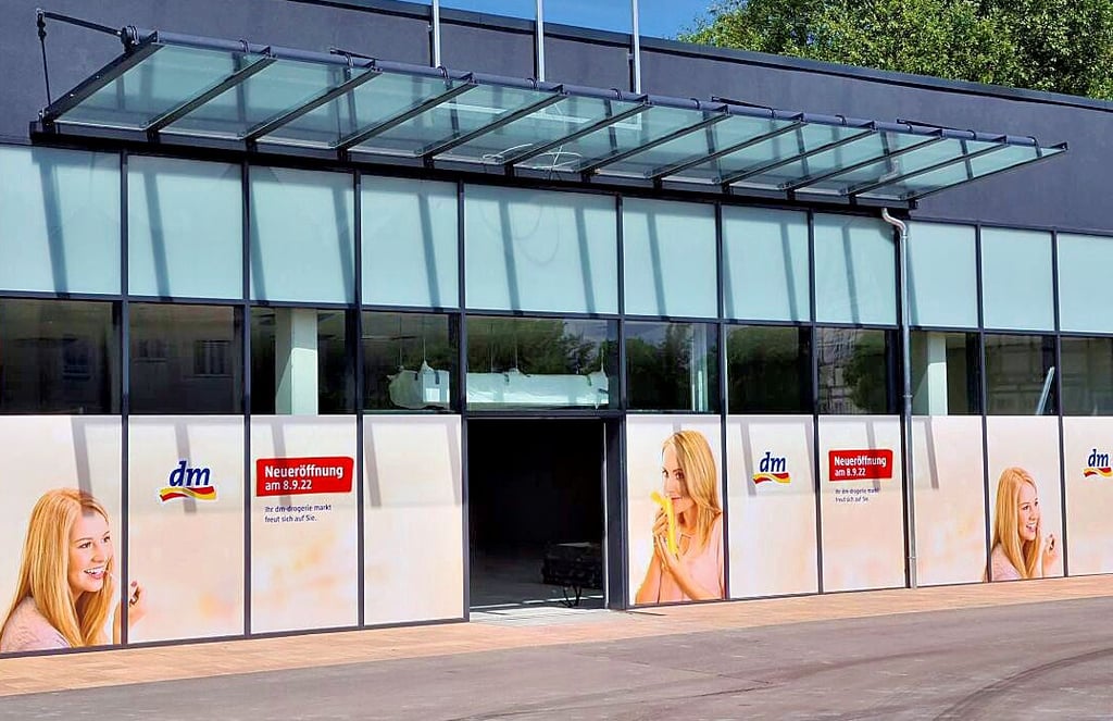Der Schein trügt. Der Drogeriemarkt hat seine Pforten noch nicht geöffnet, aber die Innenarbeiten haben begonnen.