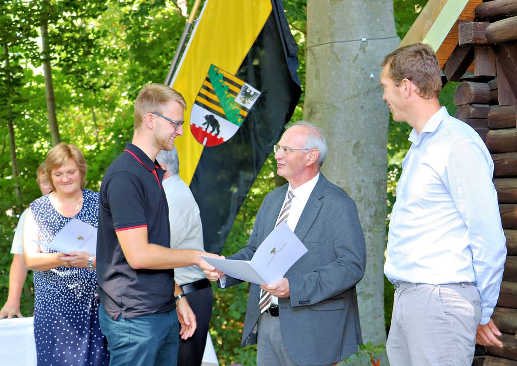 Gert Zender, Staatssekretär für Landwirtschaft und Forsten des Landes Sachsen-Anhalt, überreichte die Zeugnisse an die Forstwirte und Forstwirtinnen. Rechts Steffen Burchhardt, Landrat des Jerichower Landes.
