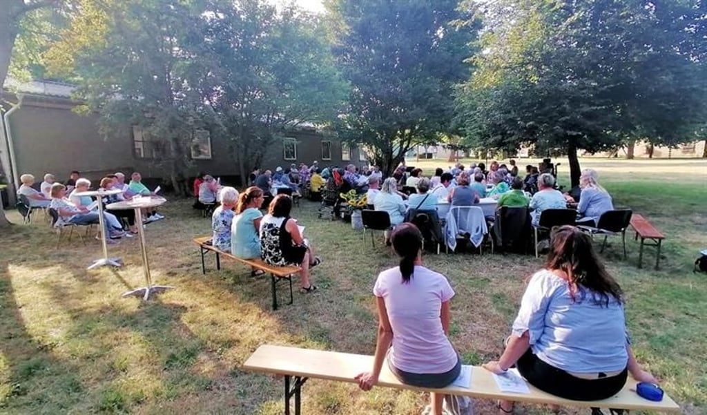 Mehr als 100 Leute wohnen dem Schlagergottesdienst bei - auch Menschen, die nicht Teil der Gemeinde sind.