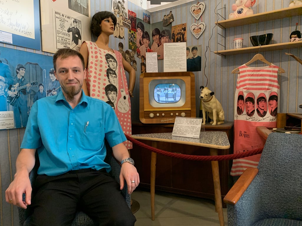 “Das ist wie ein Zuhause für mich”: Museums-Geschäftsführer Stefan Lorenz sitzt im Fan-Zimmer.