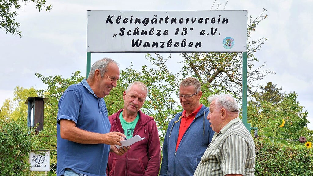 Walter Strauch (von links), Mathias Voigt, Andreas Obst und Klaus Schepuck bei der Lagebesprechung.
