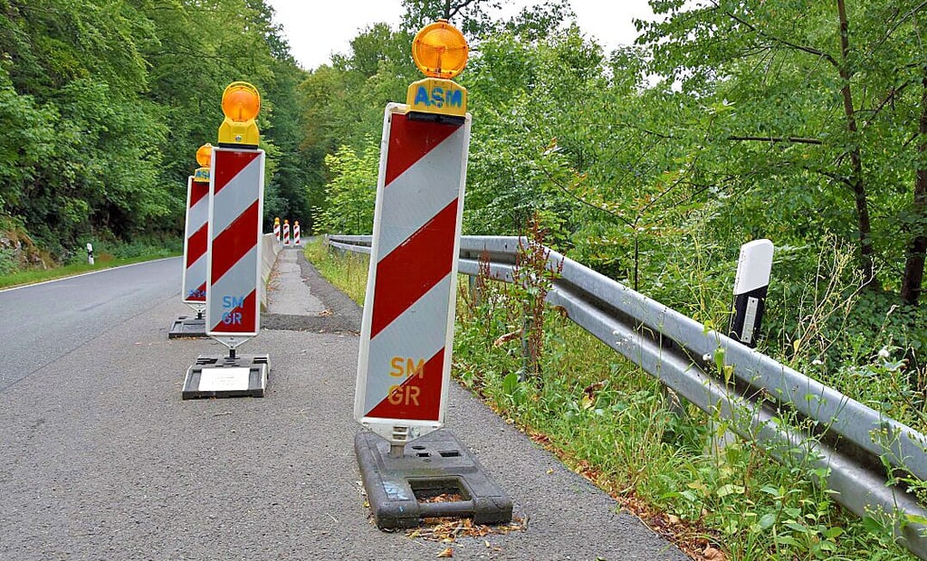 An der Landesstraße 94 in Richtung Altenbrak wird die Fahrbahn eingeschränkt, damit sie nicht abrutscht.