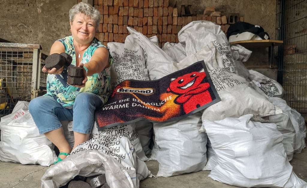 Das Bild täuscht, auf ihren Kohlen bleibt Ruth Knöchel keineswegs sitzen.