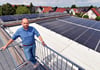 Robert Schreiber, Leiter Vertrieb/Marketing bei Köthen Energie, zeigt die neu angeschaffte Solaranlage.