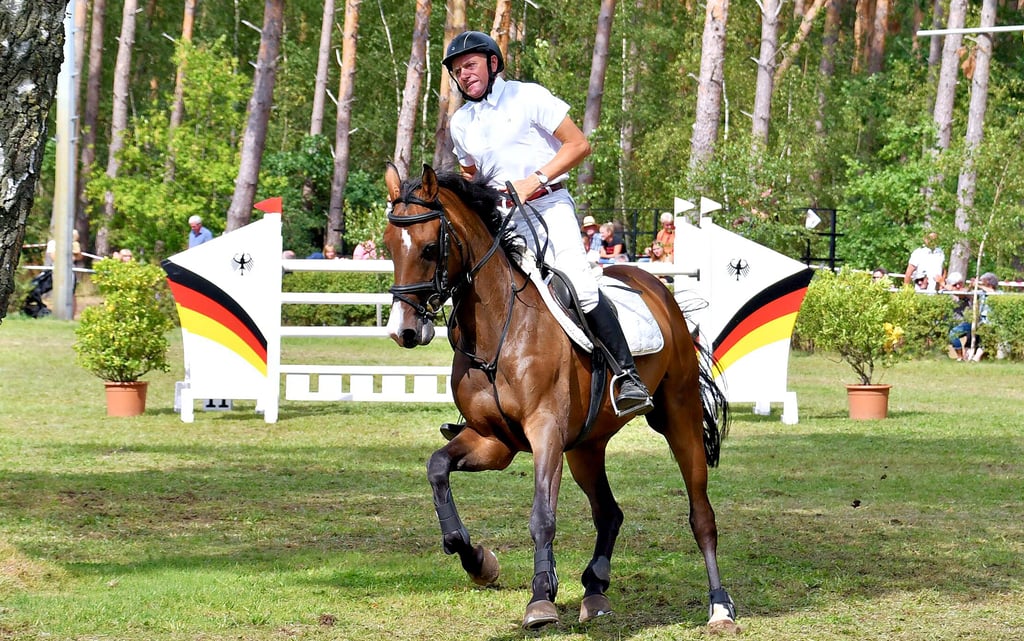 In der Königsklasse S* kam Hans-Günter Stürze mit seinem Pferd Ina 107 nur auf Rang 17, doch am Sonnabend holten die beiden bei der Springprüfung Klasse M* den ersten Platz.