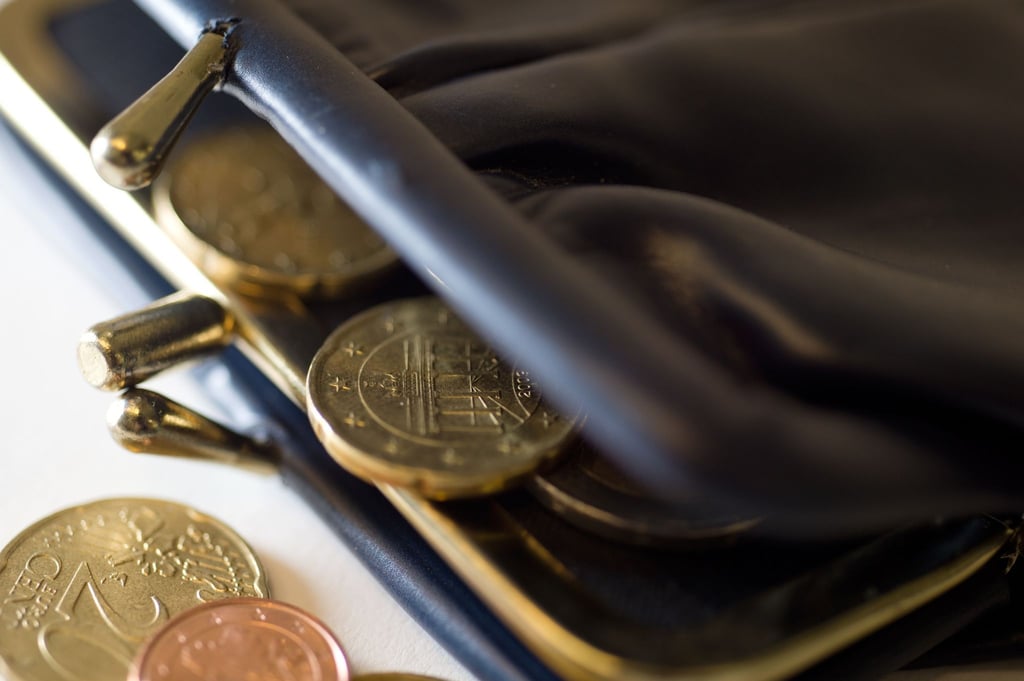Überweist der Arbeitgeber der Lohn immer zu spät, kann es finanziell eng werden.
