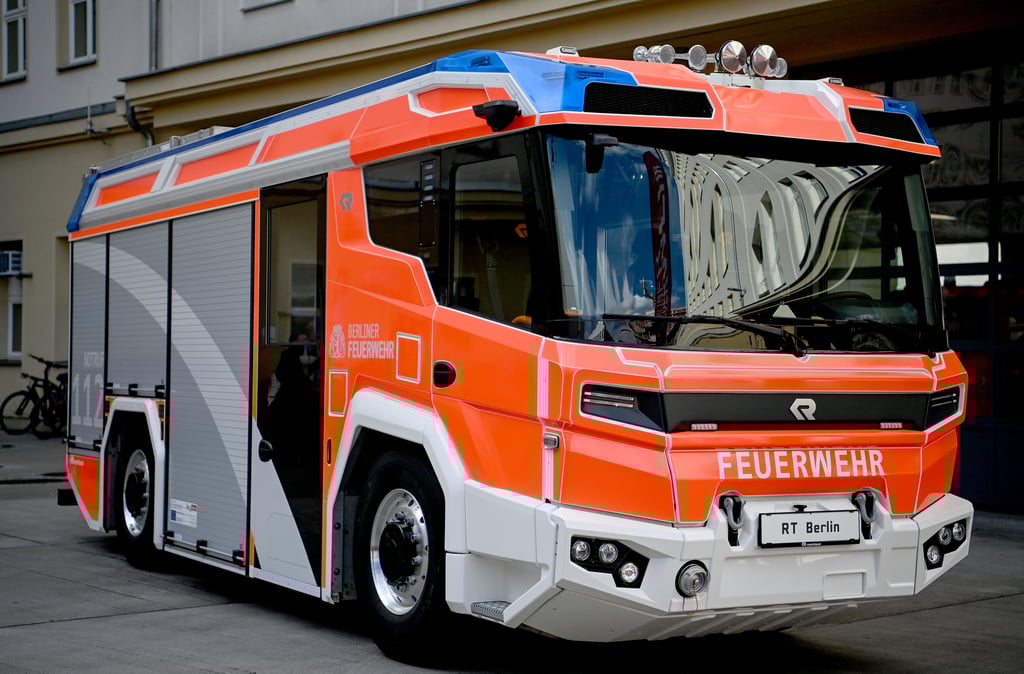 Dieses elektrische Lösch- und Hilfeleistungsfahrzeug hat die Berliner Feuerwehr ein Jahr lang im Regelbetrieb getestet. Solch ein Testmodell soll nach Wünschen der CDU-Ratsfraktion auch bei der Magdeburger Berufsfeuerwehr umgesetzt werden.