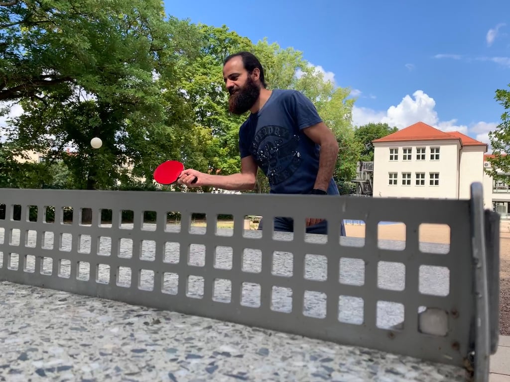 Beim Tischtennisspielen auf dem Schulhof der Latina hat Mahmoud Alhowari neue Freunde gefunden.
