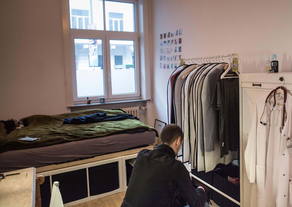 Student in seinem WG-Zimmer in Hannover. Junge Leute erlassen etwas früher das Elternhaus als noch vor zehn Jahren.