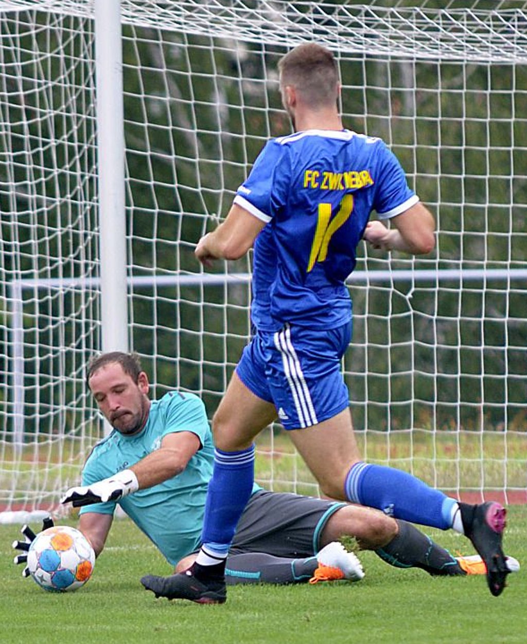 BSC-Torwart Robert Reis ist vor Lukas Poweleit zur Stelle.