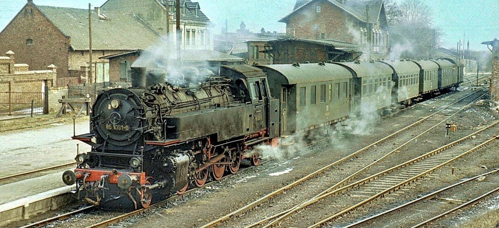 Ein Zug fährt 1976 auf der Resttrasse der Halle-Hettstedter Eisenbahn am Bahnhof Gerbstedt.