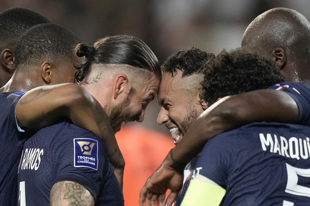 Neymar (3.v.r) feiert mit seinen PSG-Teamkollegen den Sieg im französischen Supercup.