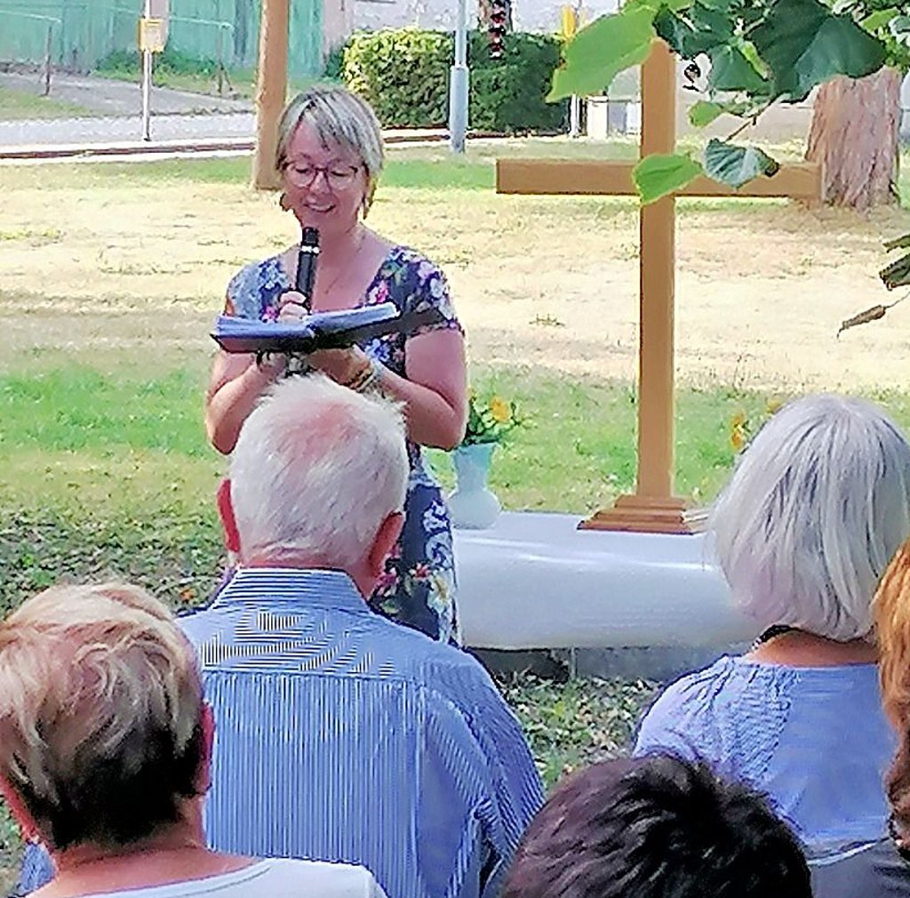Pfarrerin Anne Bremer predigt unter freiem Himmel.