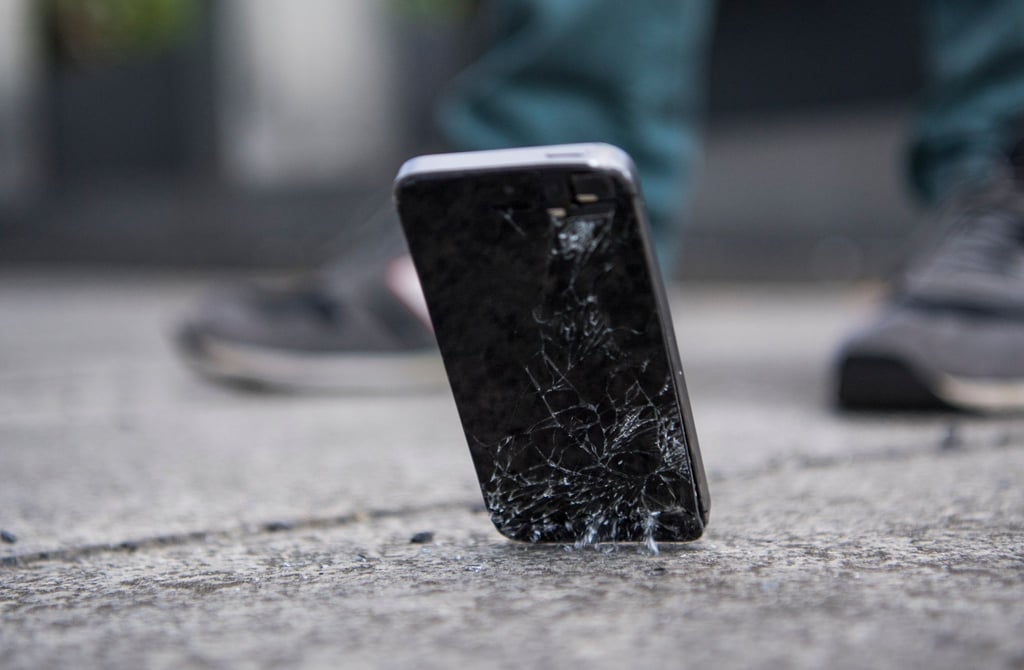 Folien können nicht alles richten: Wem das Handy öfter mal herunterfällt, sollte zusätzlich auch durch eine Hülle schützen.