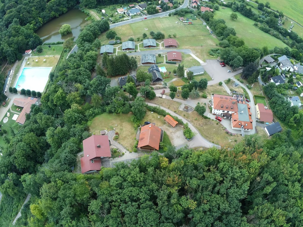 Der oberhalb des Grillenberger Waldbads gelegene Hühnerberg aus der Vogelperspektive.