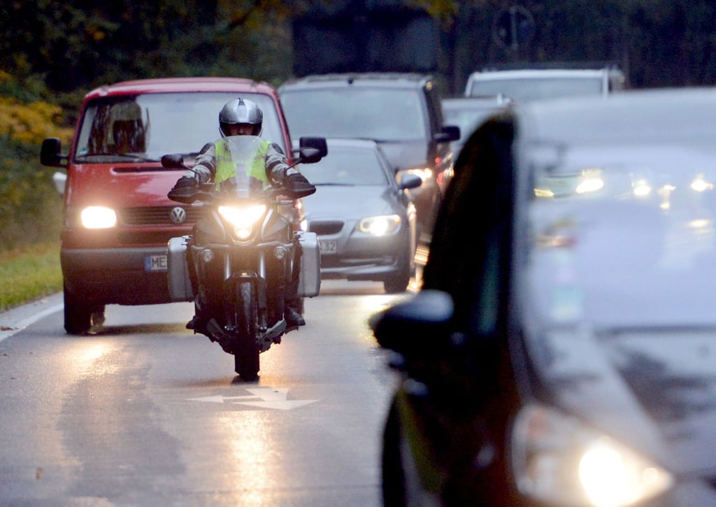 Kolonne voraus: Beim Überholen von mehreren Fahrzeugen muss stets mit besonderer Vorsicht agiert werden. Auch Vorausfahrende müssen mit Überholenden rechnen.