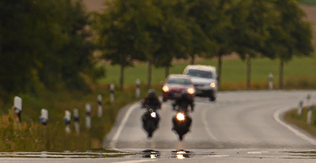Flirrende Hitze: Damit die Konzentration oben bleibt, sollten Biker ausreichend trinken.