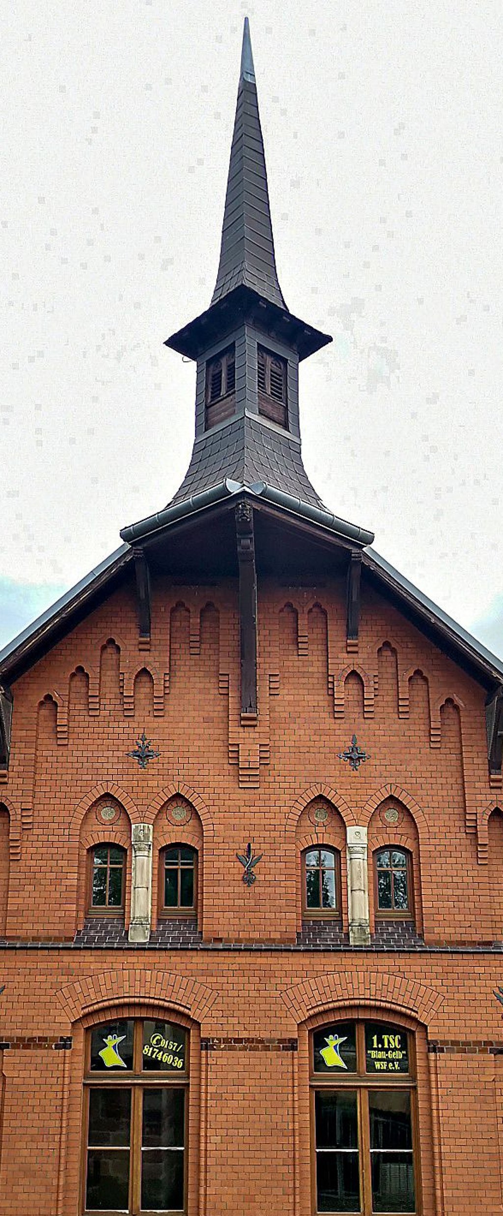 Sehenswerte Giebelwand der Turnhalle an der Fußgängerbrücke in Weißenfels.