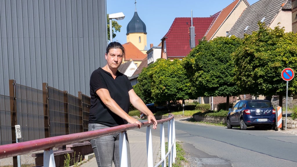 Bürgermeisterin Evelyn Billing an der deutlich schadhaften Camburger Straße in Droyßig.