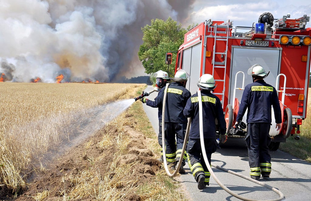 Von einem ähnlich großen Feldbrand in der Einheitsgemeinde Osterburg wie dieser Ende Juli 2019 bei Rossau blieben die Feuerwehrleute in diesem Jahr bislang verschont. Doch das Brandrisiko ist duch die Trockenheit gestiegen.